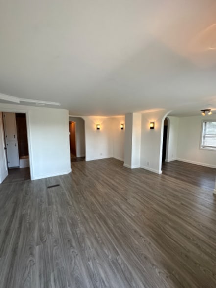 Building Photo - 4024 N Walnut St