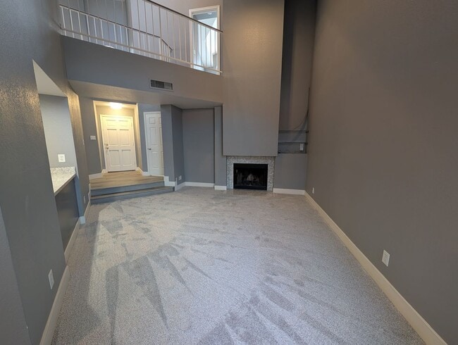 Building Photo - 2 Bedroom 2.5 Bath