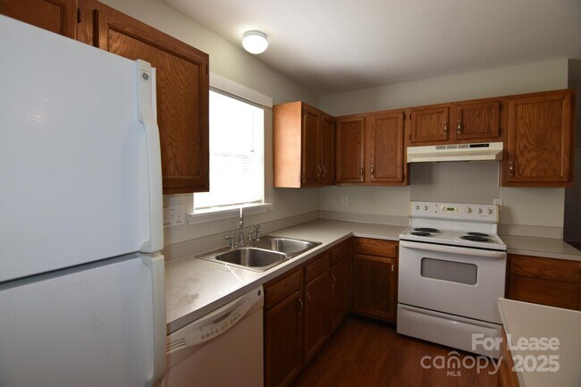 Building Photo - 8220 Golf Ridge Dr