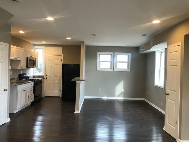 Building Photo - 3 Bedroom 2 Bathroom recently renovated townhouse in Baltimore Voucher Approved