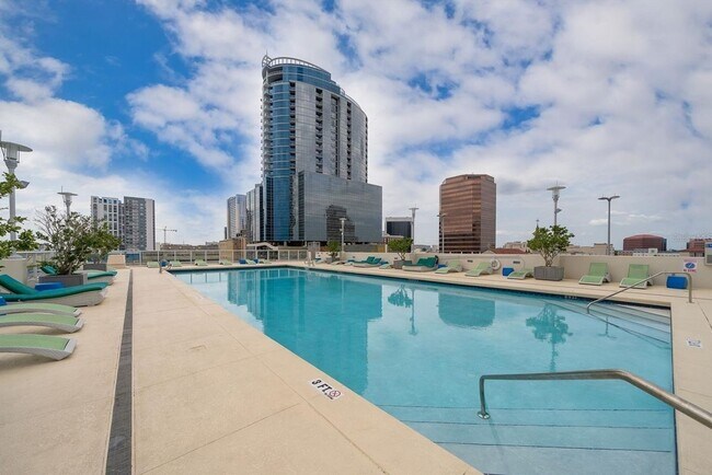 Building Photo - Beautiful 1/1.5 Modern Condo in the Highly...