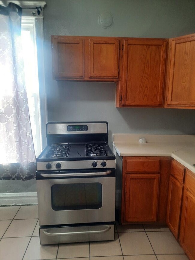 Building Photo - 6221 S Laflin St