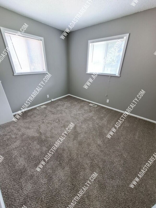 Building Photo - Spacious Home in Hickman Mills School District-Available NOW!!