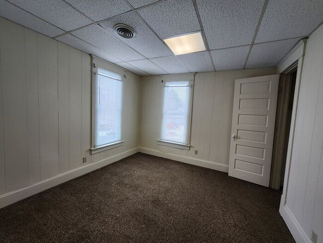 Building Photo - 2 Bedroom Upper Apartment
