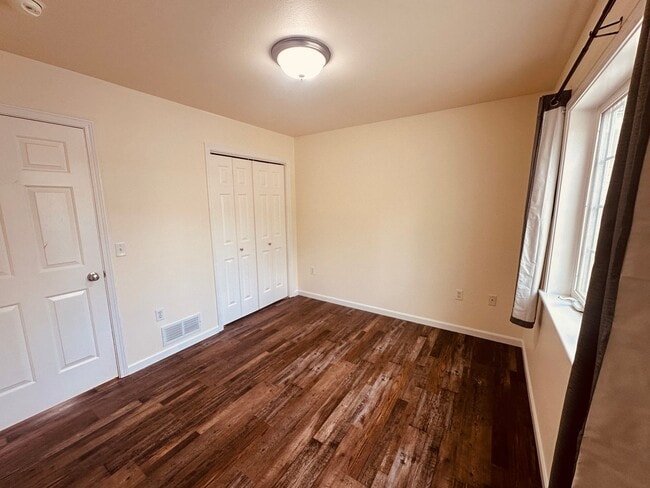 Building Photo - Beautiful mountain views! 3 bed 2 bath 2 c...
