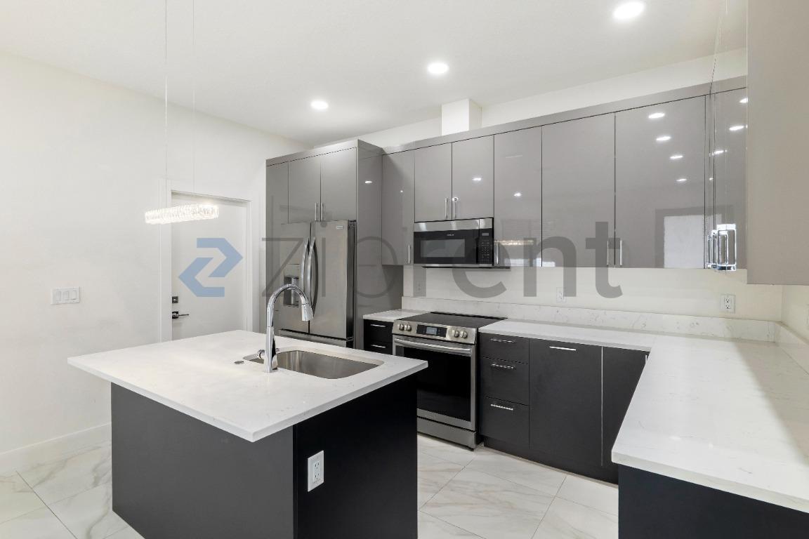 Building Photo - Unit B