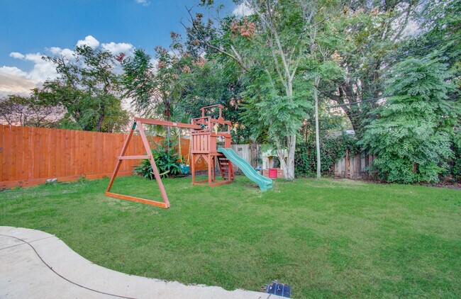 Building Photo - 11102 Hillcroft St