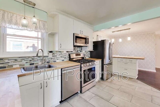 Building Photo - 1915 Henry Rd