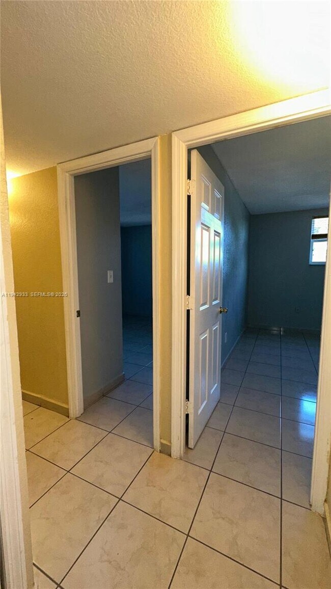 Building Photo - 606 W 81st St