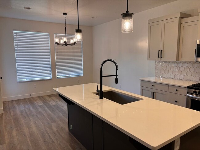 Building Photo - 3 bed plus office / 2.5 bath / 3 car Singl...