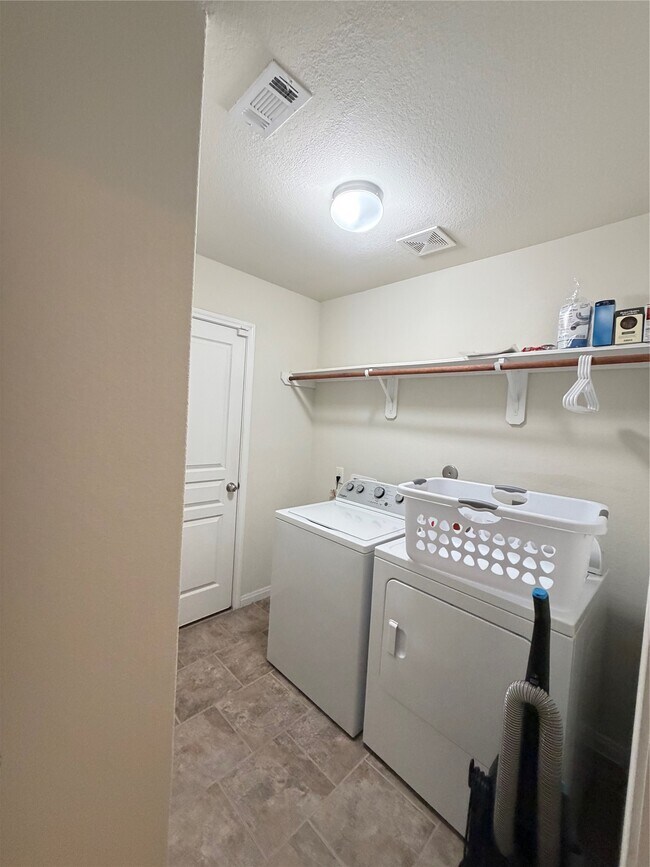 Building Photo - 2538 Bedrock Ln