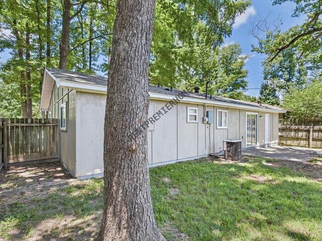 Building Photo - 802 Towering Oaks Dr