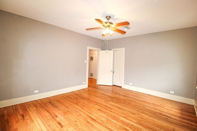 Building Photo - 438 W Rosewood Ave