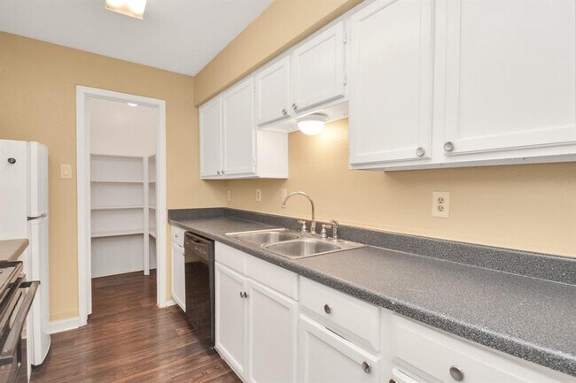 Building Photo - 7400 Bellerive Dr
