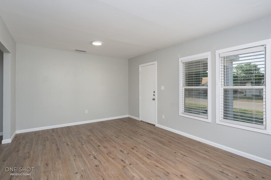 Building Photo - 2744 Russell Ave