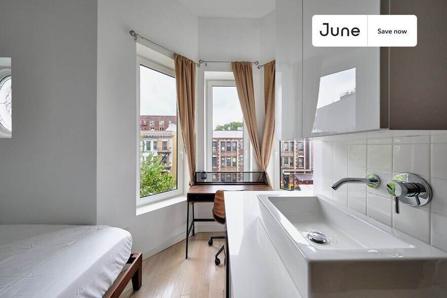 Building Photo - 624 E 17th St