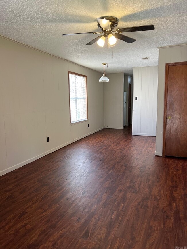 Building Photo - 213 Oak Ln