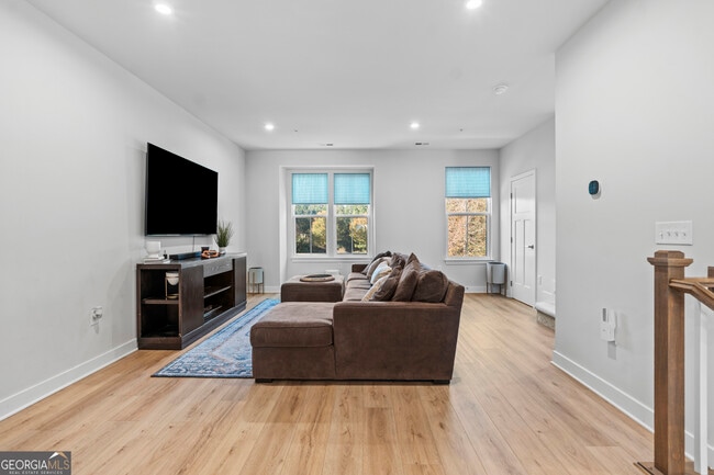 Building Photo - 205 Climbing Ivy Cir