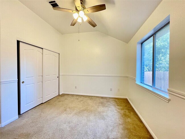 Building Photo - 2204 Zoa Dr