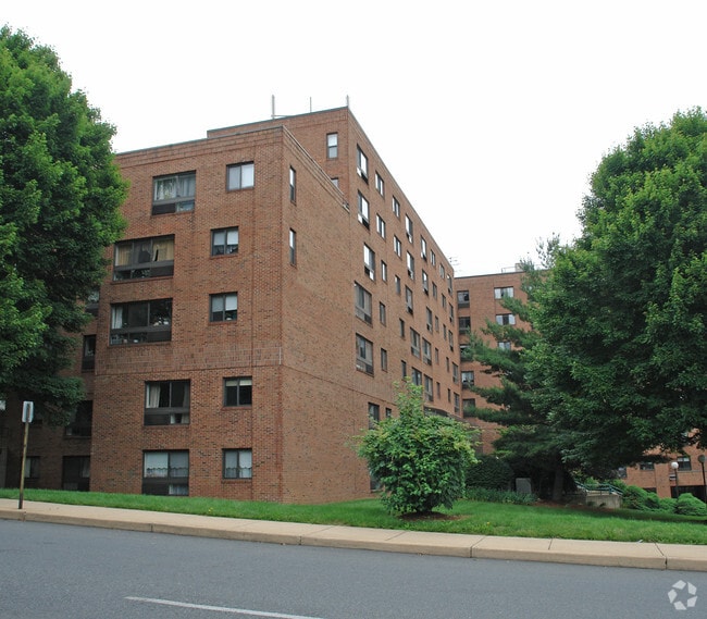 Building Photo - Quaker Hill Place