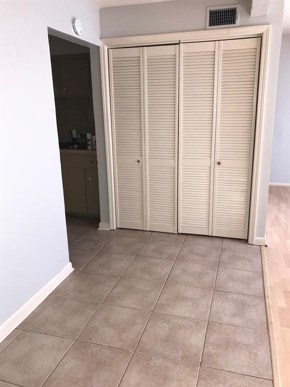 Building Photo - 107 E Willowick Ave