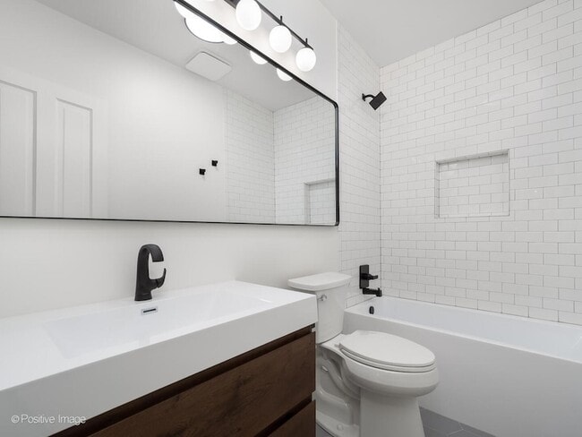 Building Photo - 842 N Wolcott Ave
