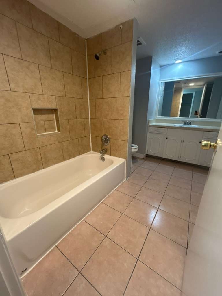 Building Photo - 2408 Hollandale Cir