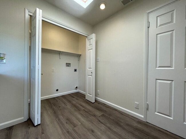 Building Photo - Centrally Located, Nicely Updated Througho...