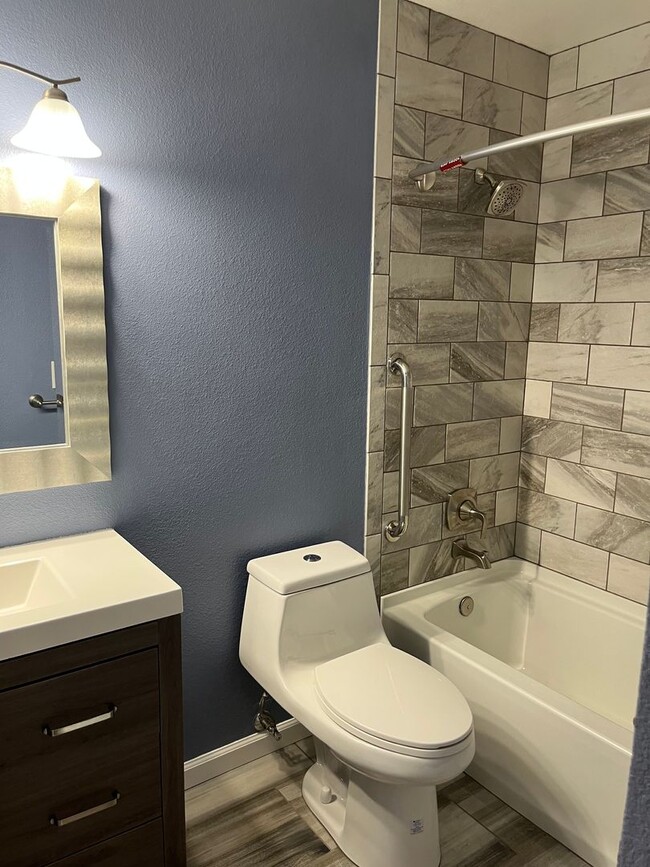 Building Photo - Beautifully Updated single-level duplex in...