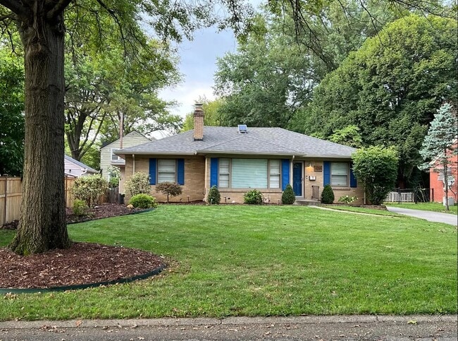 Building Photo - 1120 Ivy Ln