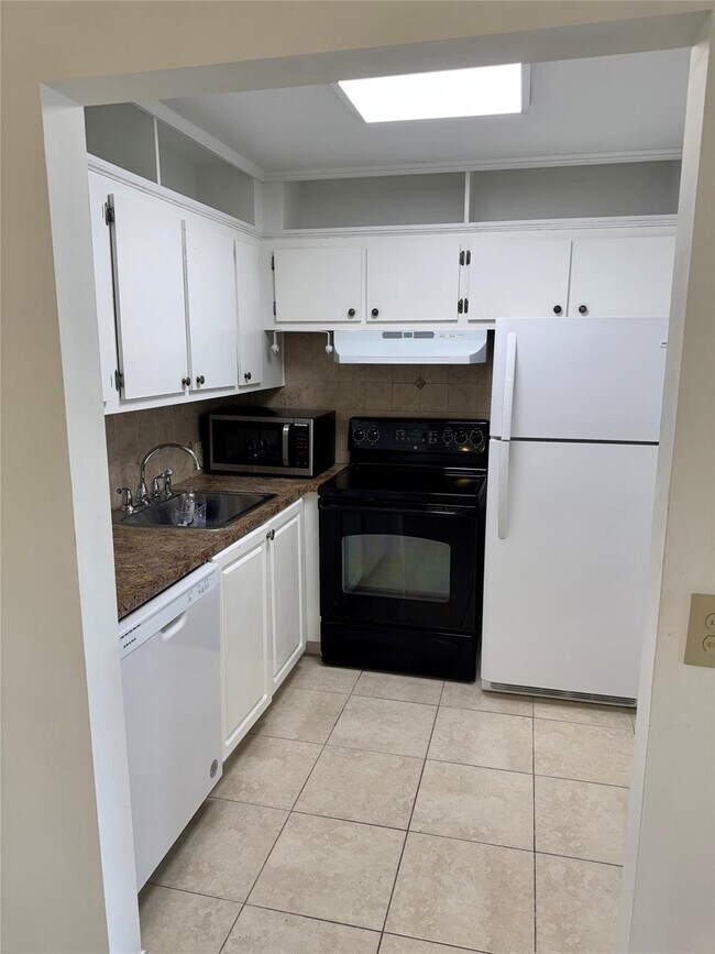 Building Photo - 440 Fanshaw K