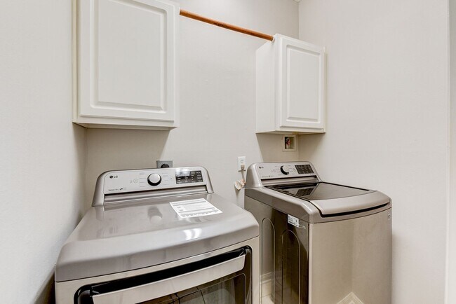 Building Photo - Beautiful 4 bedroom 2.5 bathroom with mass...