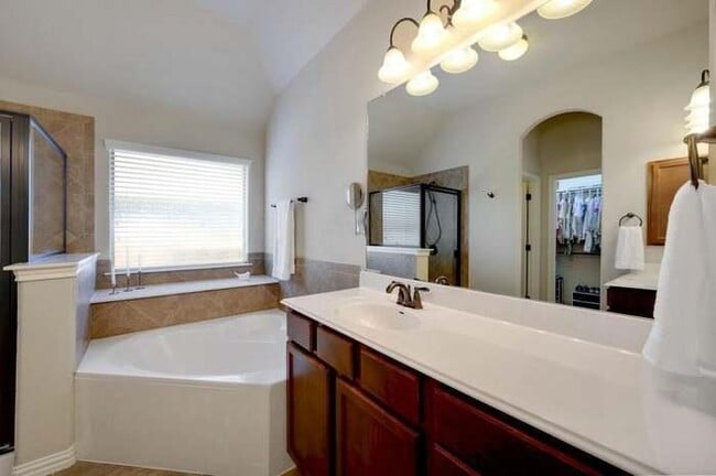 Building Photo - 452 Monahans Dr
