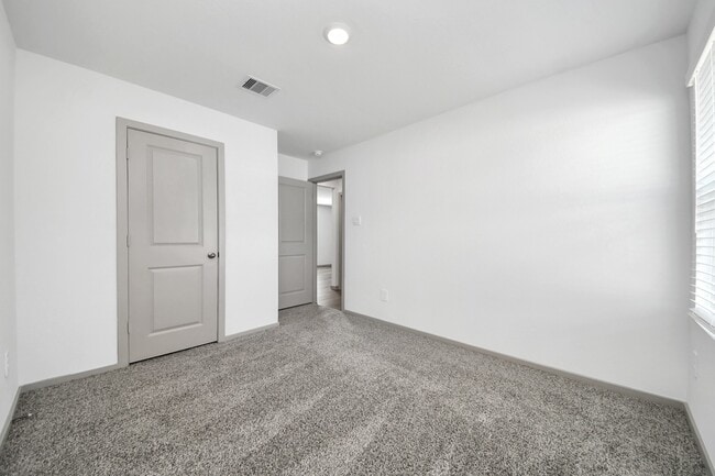 Building Photo - 1018 Bluegill Ln