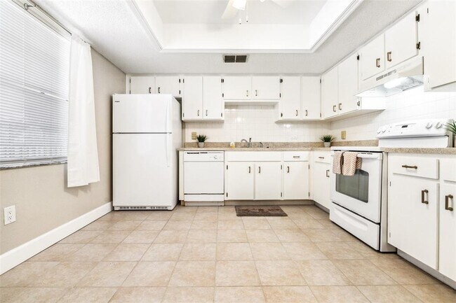 Building Photo - 820 Patricia Ave