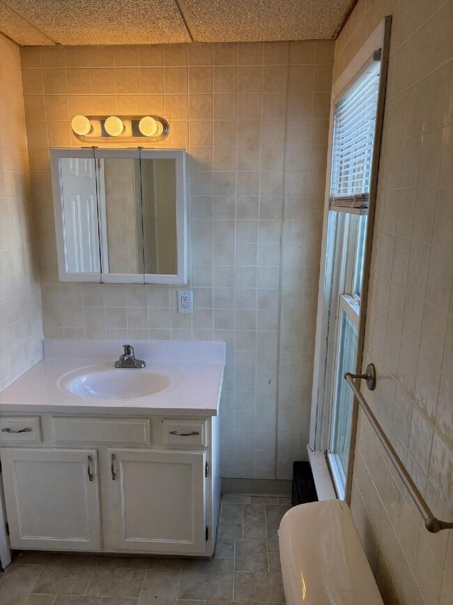 Building Photo - 912 N Madison St