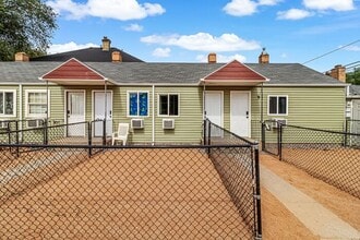 Building Photo - Bright Downtown Studio Apartment