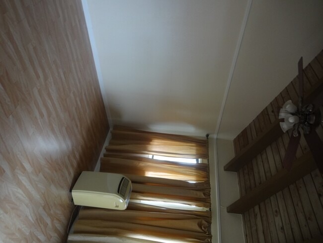 Building Photo - Quiet Mountain View Unit $2,900 2bd, 2ba, 2park; 3rd floor walk up