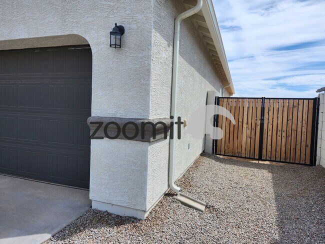 Building Photo - 701 N 13th Pl