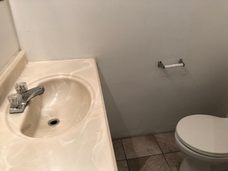 Building Photo - 5818 Hobart St