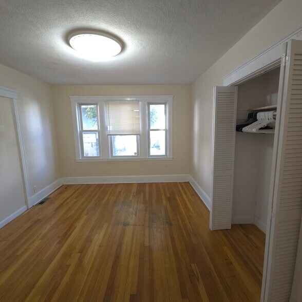 Building Photo - 10 Alcott Park