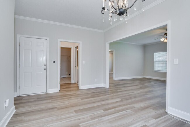 Building Photo - 3 Bedroom 2.5 Bath Townhouse