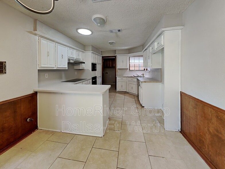 Building Photo - 1108 Huntington Dr