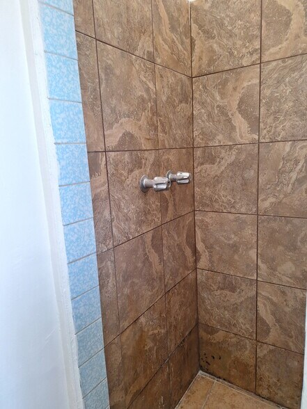 Building Photo - 1280 W 38th St