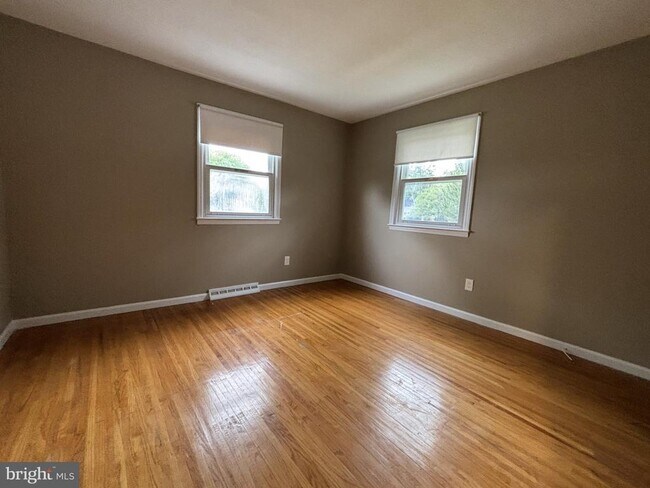 Building Photo - 415 Monmouth Dr