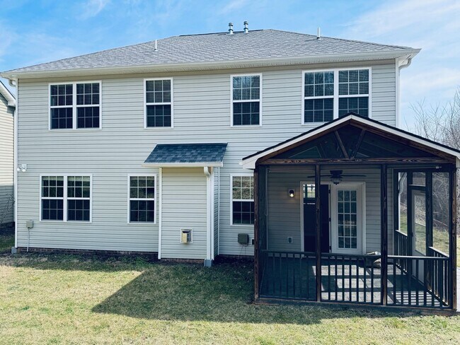 Building Photo - South AVL - Well Kept, Large Home with Garage