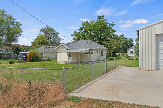 Building Photo - "Charming Spokane Retreat: Cozy 2-Bedroom ...