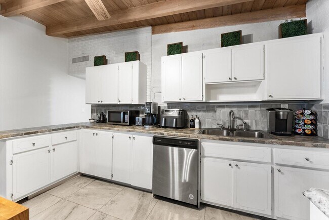 Building Photo - 3101 SW 16th St