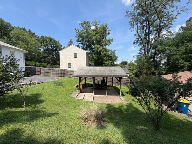 Building Photo - 607 Tabak Ave