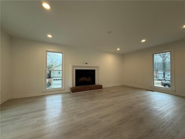 Building Photo - 3663 Heatherwood Dr NE